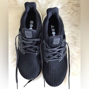 Adidas ultra boost women’s size 9 black great condition